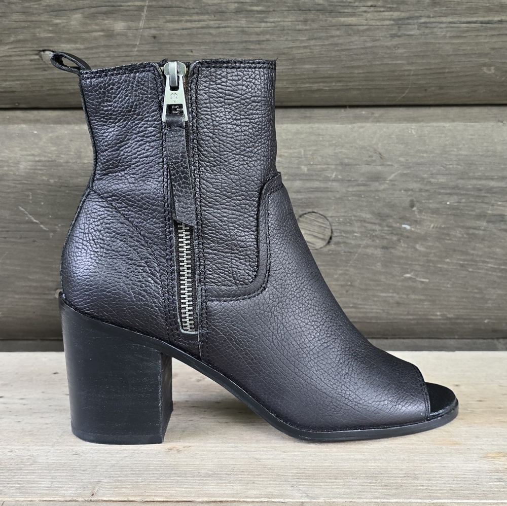 Lucky Brand Kamren Modern Boho Minimalist Peep Toe Block Heel Bootie 6.5M